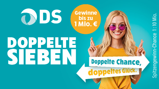 Blonde Frau mit Sonnenbrille schaut lächelnd in die Kamera, beide Hände mit gekreuzten Fingern hochgehoben. Doppelte Sieben. Doppelte Chance, doppeltes Glück.