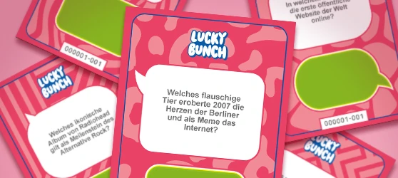 Mehrere Lucky Bunch Quizfragen-Karten liegen uebereinander, eine davon ist groesser im Fokus dargestellt