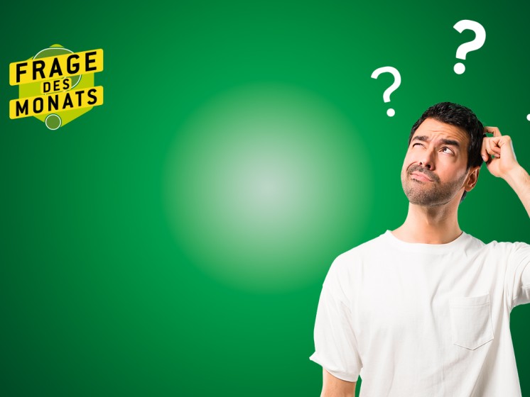 Nachdenklich schauender Mann mit Fragezeichen ueber dem Kopf, Frage des Monats