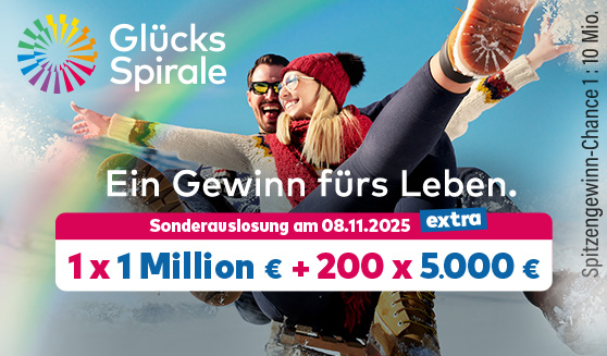 Ein Pärchen fährt auf einem Schlitten lachend auf die Kamera zu, im Hintergrund ist ein Regenbogen zu sehen. Ankündigung der Sonderauslosung.