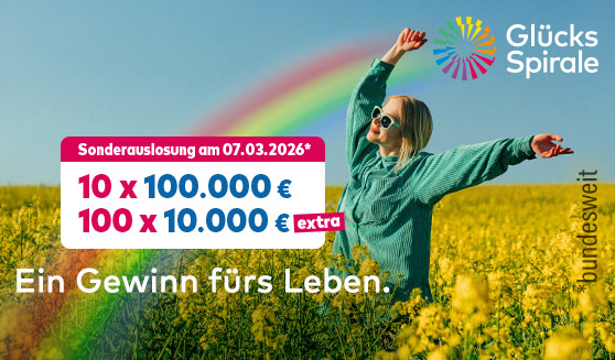 Eine Frau steht im Rapsfeld und reckt ihre Arme freudig in den Himmel, im Hintergrund Sonne und Regenbogen. 10 x 100.000 €, 100 x 10.000 € bei der GlücksSpirale-Sonderauslosung.