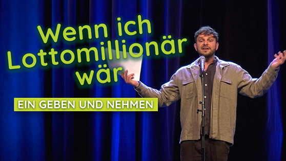 Mann steht auf der Bühne, vor sich ein Mikrofon. Text auf dem Bild "Wenn ich Lottomillionär wär - ein geben und nehmen."