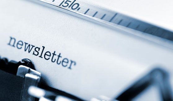 Das Wort Newsletter wird von einer Schreibmaschine getippt.