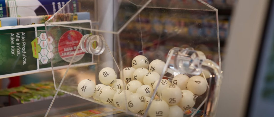 Lottokugeln in kleiner Ziehungstrommel | Annahmestellen-Challenge Auf ein Los