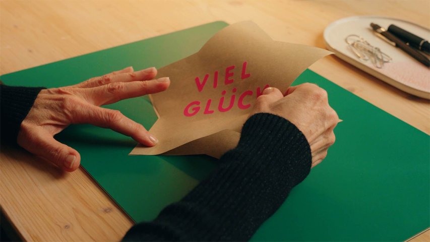 Zwei Sterne aus Kraftpapier werden übereinander gelegt - WestLotto DIY-Idee