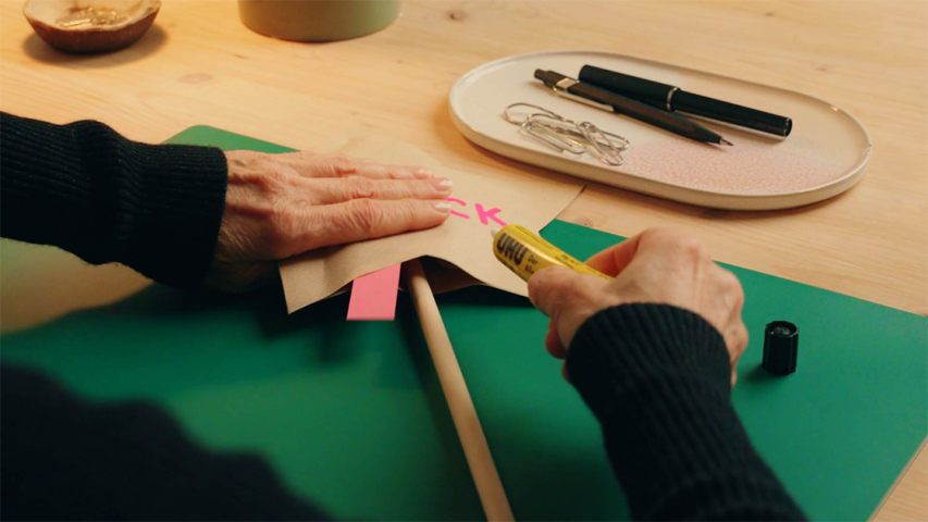 Zwei Sterne aus Kraftpapier werden mit Flüssigkleber verklebt - WestLotto DIY-Idee