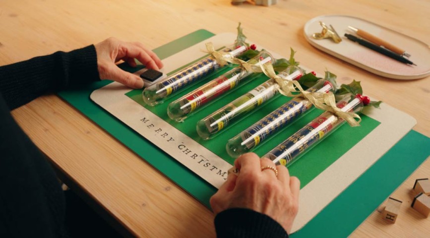 Rubbellos-DIY: Eine mit WestLotto-Rubbellosen verzierte Weihnachtskarte wird mit Buchstaben bestempelt