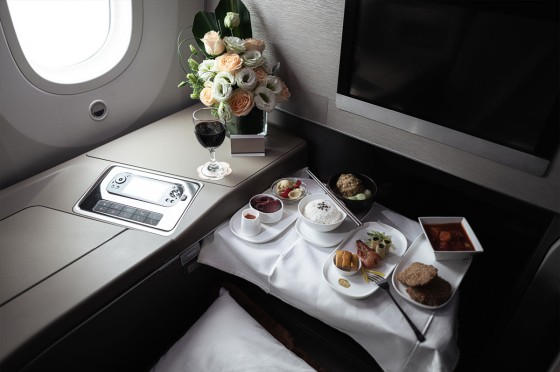 Üppig gedeckter Tisch an einem Platz im Flugzeug | Eurojackpot-Gewinnspiel Traumreise