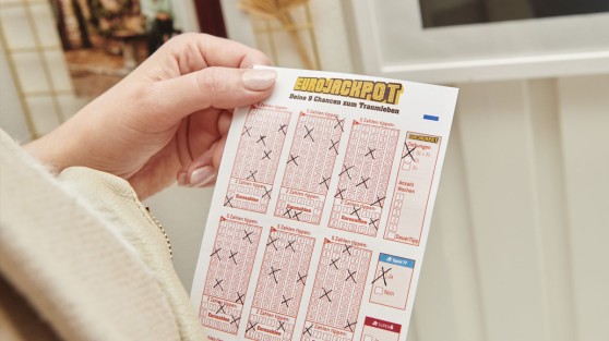 Hand hält Eurojackpot-Spielschein | Eurojackpot-Gewinner NRW
