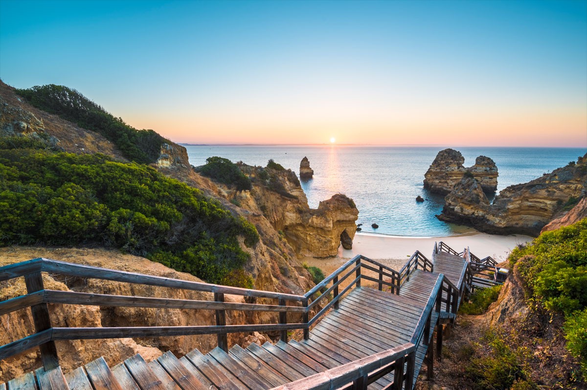 Steile Treppe führt nach unten an Algarve-Strand | Eurojackpot-Gewinnspiel Traumreise Portugal