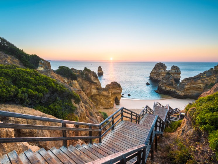 Steile Treppe führt nach unten an Algarve-Strand | WestLotto Eurojackpot-Gewinnspiel Traumreise