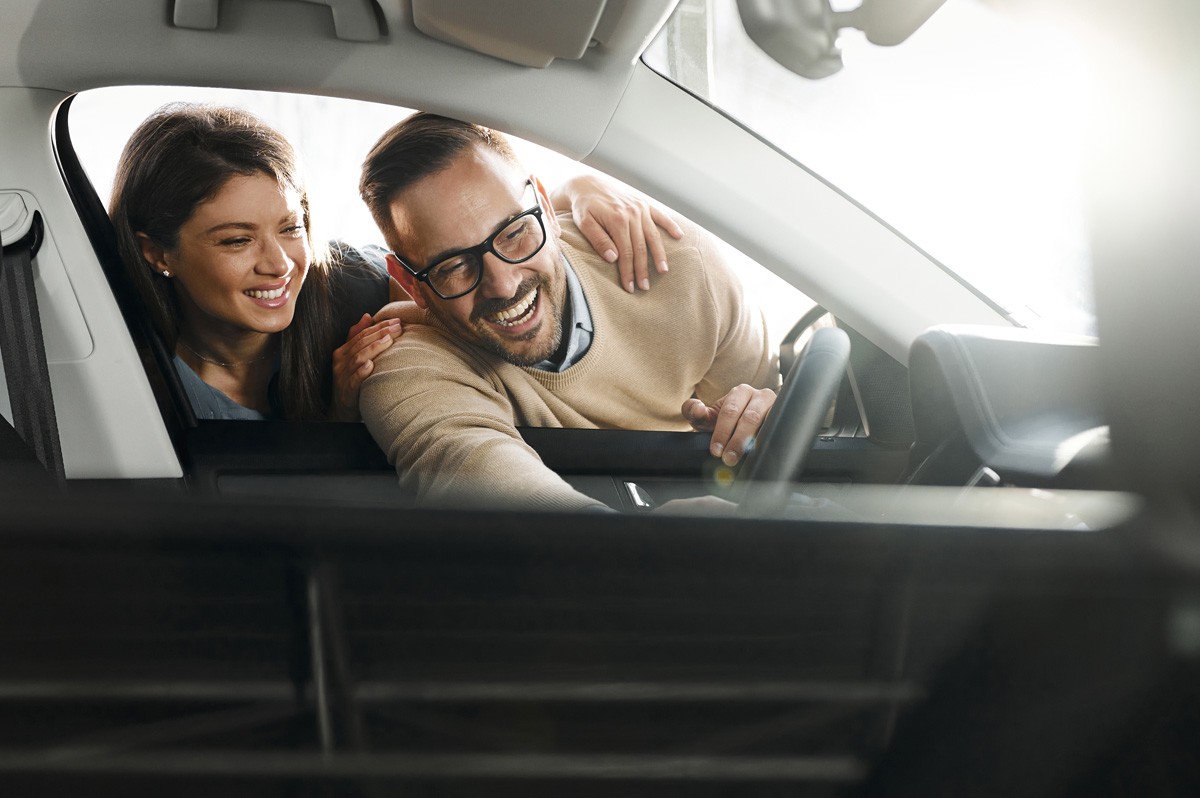 Ein junges Paar beim Autokauf