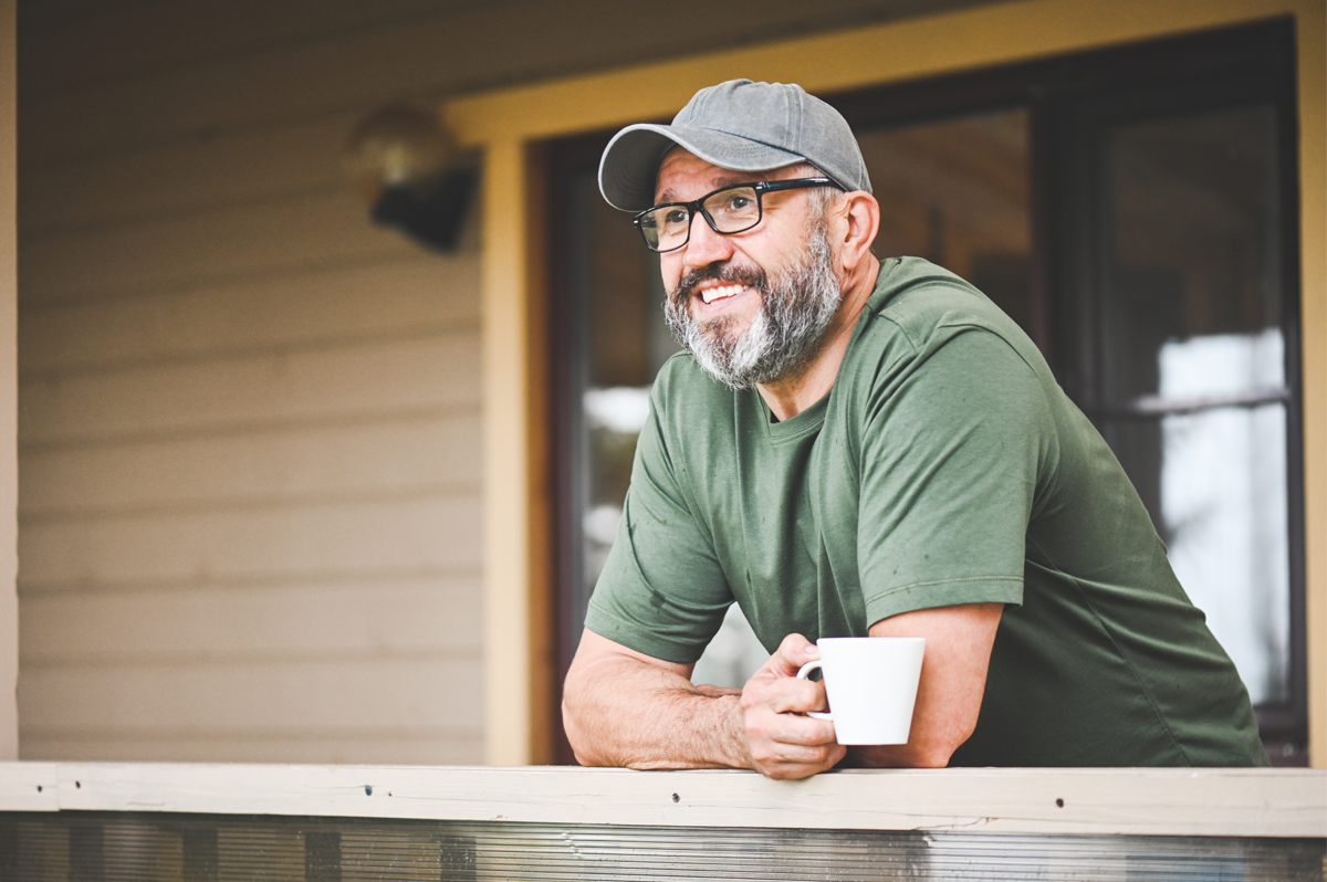 Mann trinkt auf Verander Kaffee