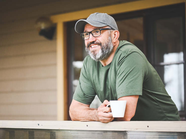 Mann trinkt auf Verander Kaffee