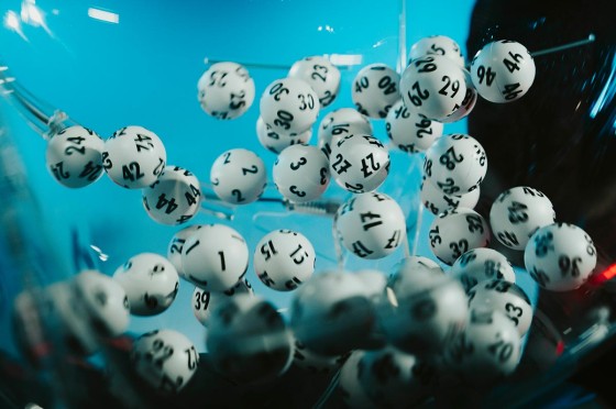 Lottokugeln in Ziehungsgerät | WestLotto