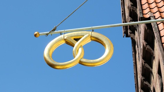 Goldene Brezel an Haus | WestLotto Glücksbringer aus aller Welt