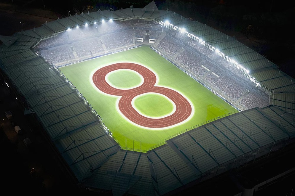 Grafik der Zahl 8 in einem Fußball-Stadion | Glückszahl LOTTO 6aus49