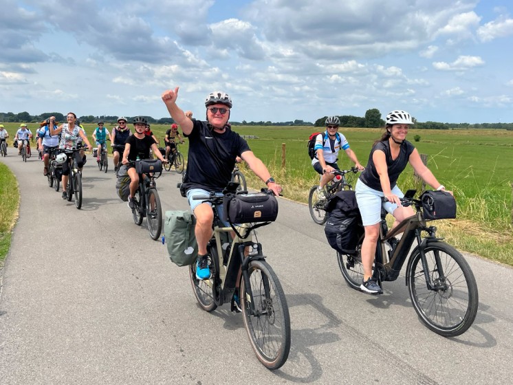 Mehrere Radfahrer auf einem Weg zwischen zwei Feldern | NRW-Radtour