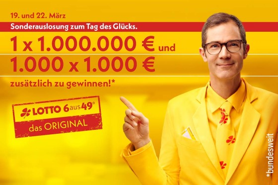 Mann mit gelbem Anzug vor gelbem Hintergrund | Kampagnen-Motiv LOTTO 6aus49-Sonderauslosung Tag des Glücks
