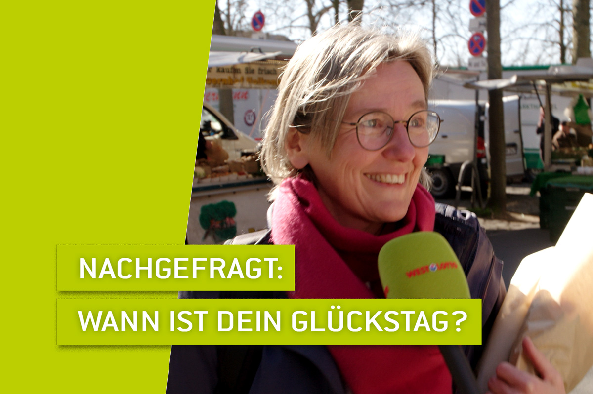 Frau wird auf der Straße interviewt | WestLotto Straßen-Umfrage zur LOTTO 6aus49-Sonderauslosung