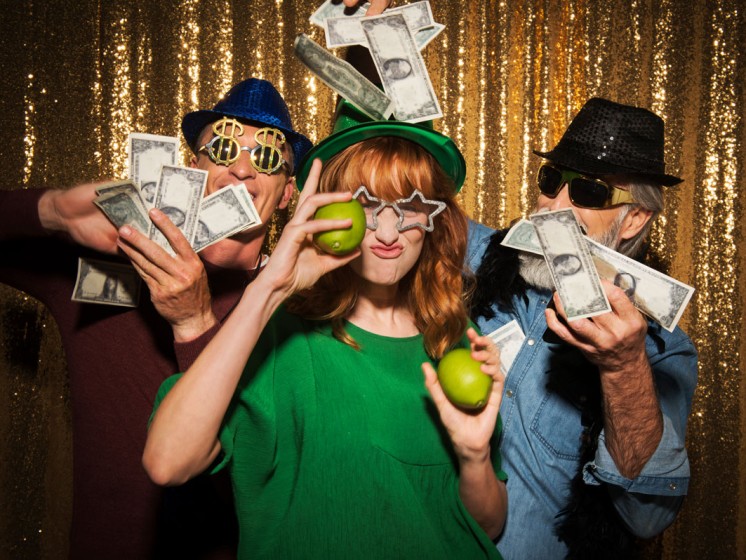 Drei verkleidete Personen stehen mit Geld in der Hand vor goldenem Vorhang | WestLotto-Rubbellos Money, Money