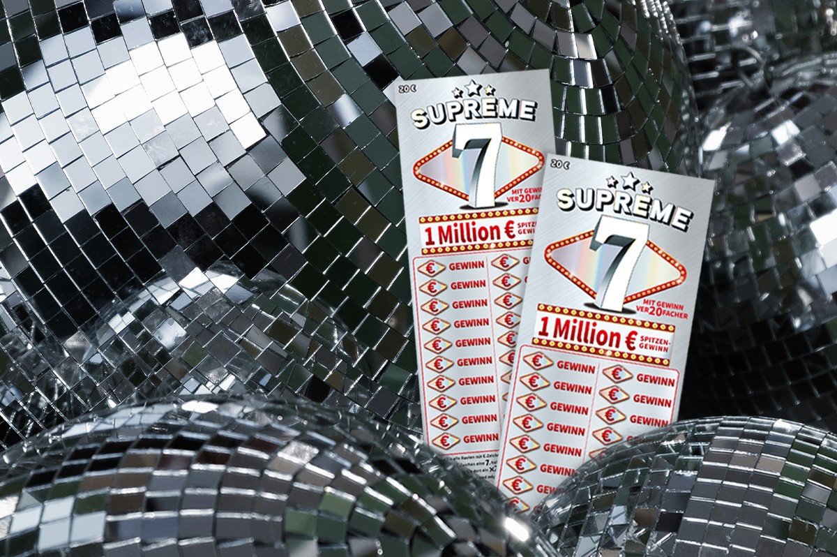 Zwei WestLotto-Rubbellose Supreme 7 vor Discokugeln Zwei WestLotto-Rubbellose Supreme 7 vor Discokugeln