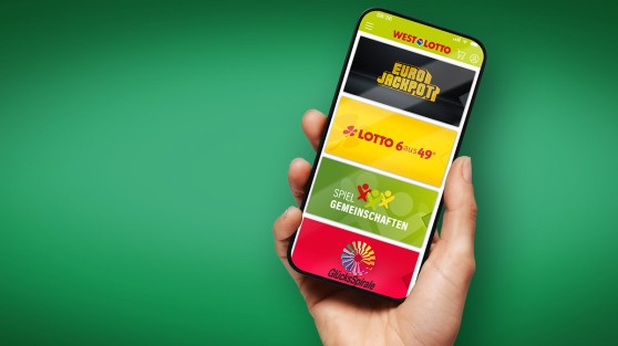 Hand hält Smartphone mit geöffneter WestLotto-App hoch
