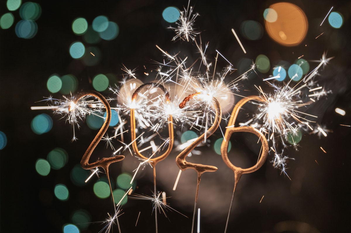 Vier Wunderkerzen in Form der Jahreszahl 2026 leuchten - WestLotto MillionenKracher Vier Wunderkerzen in Form der Jahreszahl 2026 leuchten - WestLotto MillionenKracher