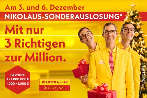 Kampagnen-Motiv zur Nikolaus-Sonderauslosung von LOTTO 6aus49 2025 - Mann steht vor Tannenbaum und grinst