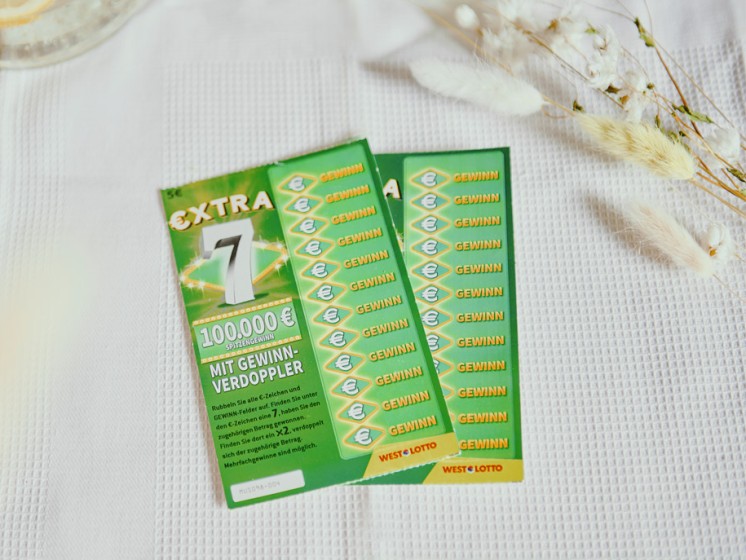 Zwei Extra 7-Rubbellose liegen auf Tisch | WestLotto 