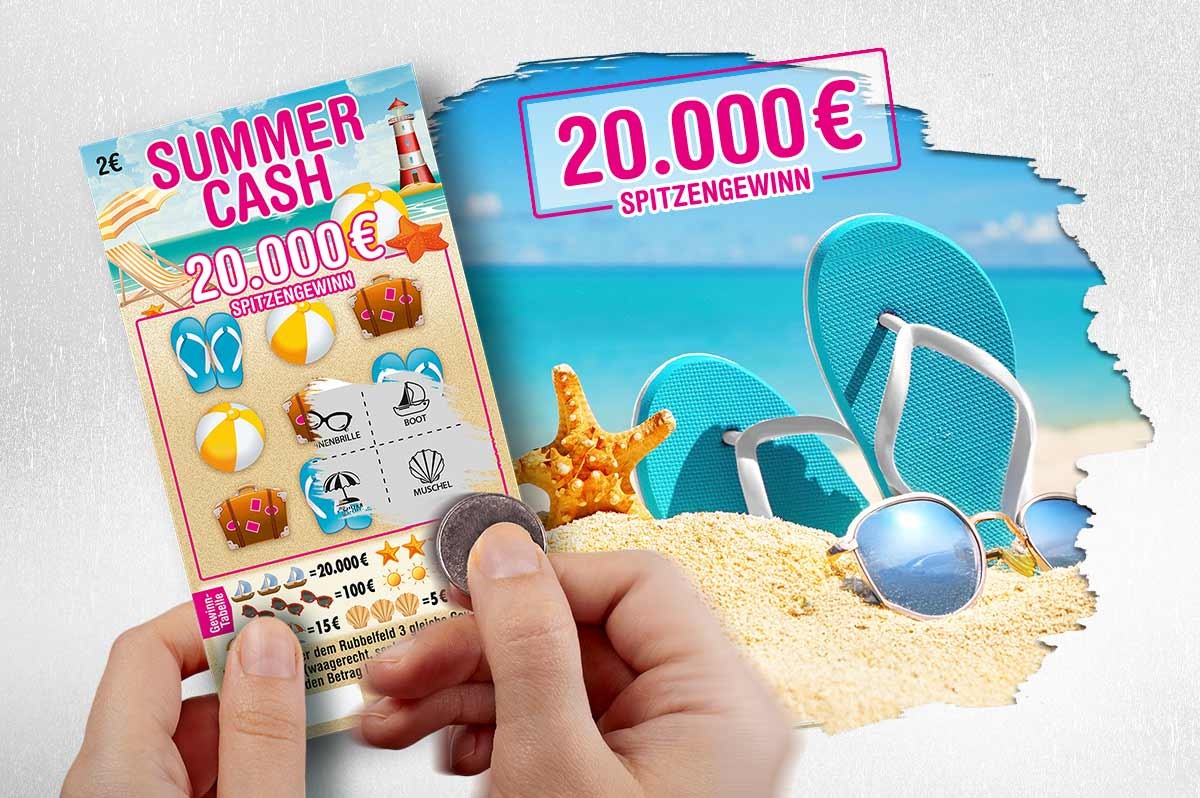Rubbellos Summer Cash wird mit Münze aufgerubbelt. Dahinter ein Paar FlipFlops, die im Sand am Strand stecken. | WestLotto-Rubbellos Summer Cash