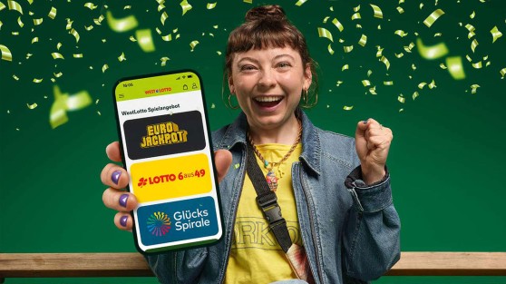 Jubelnde Frau hält Smartphone in der Hand, auf dem WestLotto-App geöffnet ist. Drumherum fliegt grünes Konfetti. 