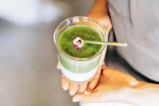 Zwei Hände halten ein Matcha-Glas. WestLotto Local Hero Bingo