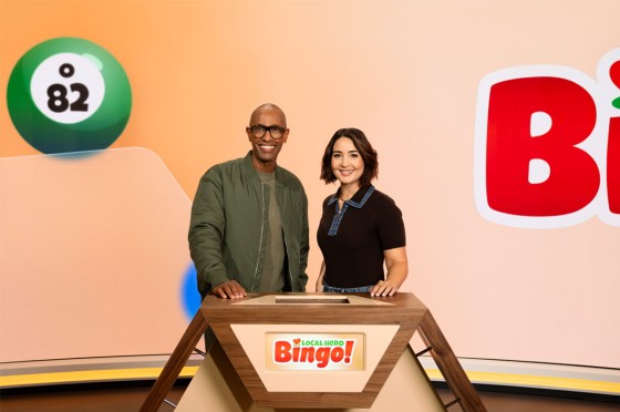 Amiaz Habtu und Luisa Charlotte Schulz stehen im Studio von Local Hero Bingo - WestLotto