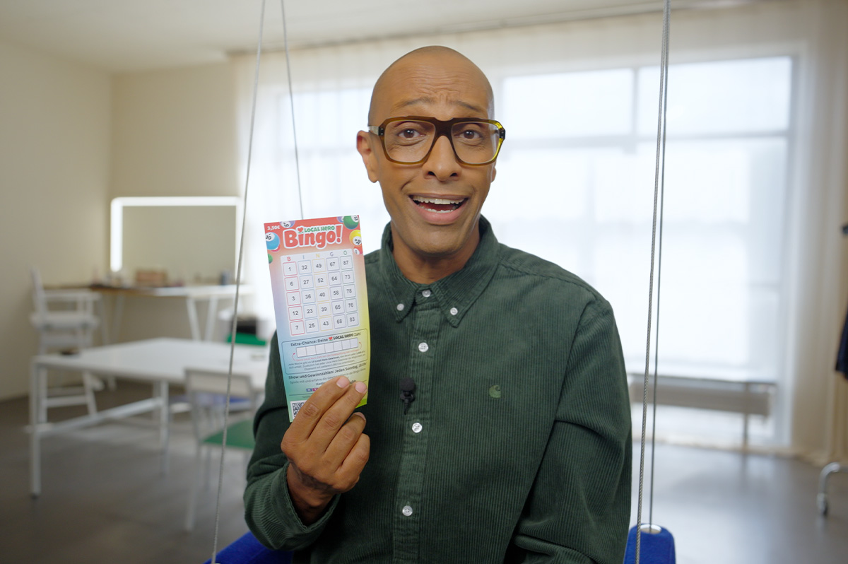 Amiaz Habtu hält Bingo-Los in der Hand - WestLotto Local Hero Bingo