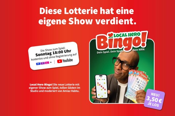 Amiaz Habtu - Moderator der Local Hero Bingo!-Show - hält Bingo!-Lose und Smartphone hoch. WestLotto
