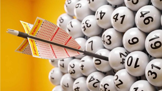 Ein Dartpfeil aus einem Lotto.Schein trifft in eine Sammlung aus zahlreichen Lottozahlen - WestLotto