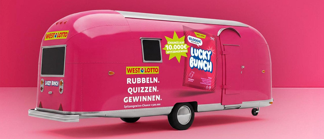 Pinker Caravan mit Lucky Bunch-Werbung - WestLotto
