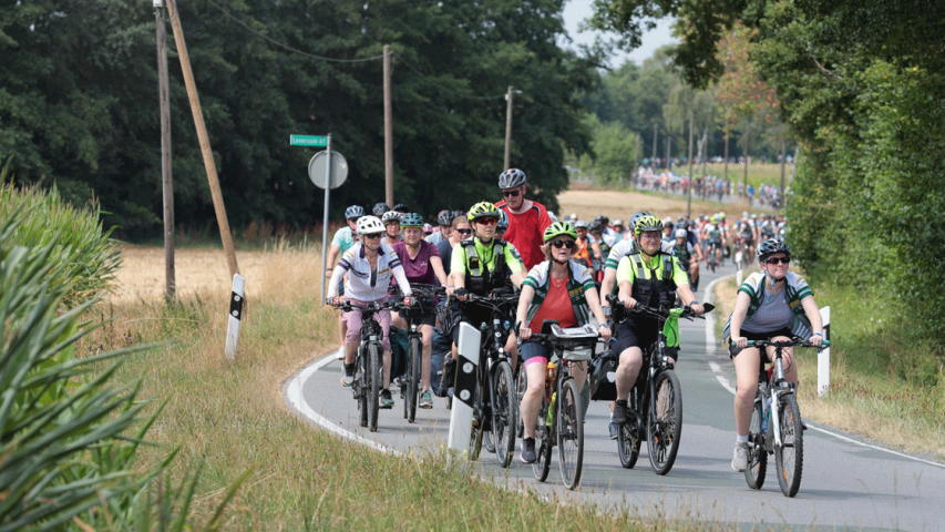 Hunderte Radfahrer bei der NRW Radtour entlang einer Landstraße