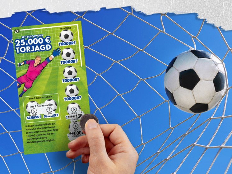 Das neue WestLotto-Rubbellos Torjagd vor einem Fußballtor mit Ball