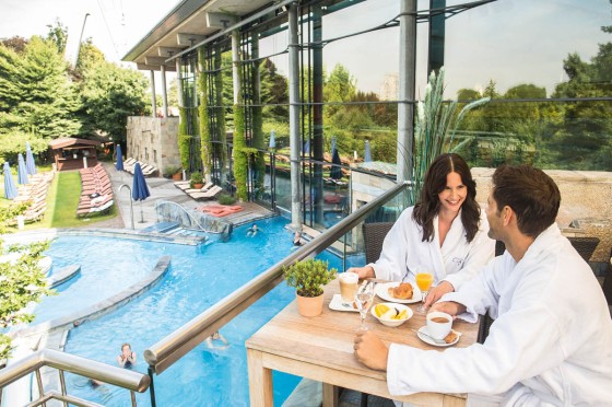Frühstück mit Blick auf die Poolanlage in der Claudius Therme Köln