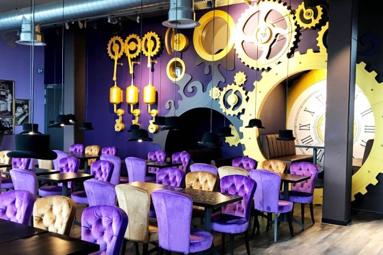 Lila-golden gepolstertes Restaurant in Peters Schokowelt in Lippstadt