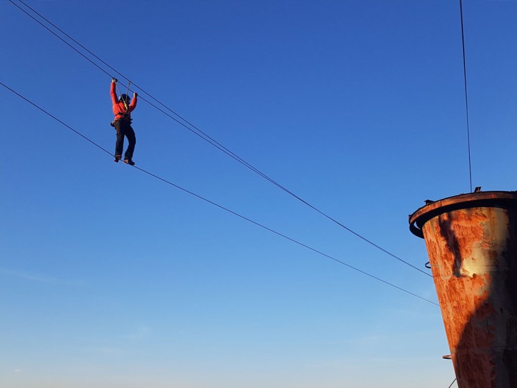 Person hangelt sich an zwei Seilen in der Luft entlang | WestLotto Ausflugstipps NRW