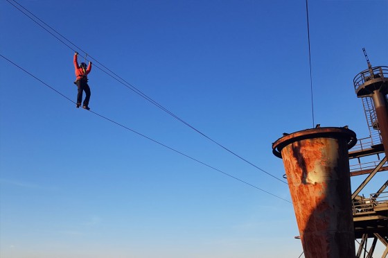 Person hangelt sich auf zwei Seilen | Ausflugsort NRW