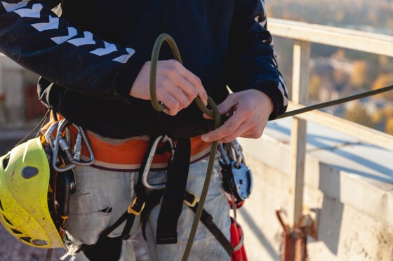 Person sichert sich mit Klettergurten und Karabinerhaken | Ausflugsort NRW