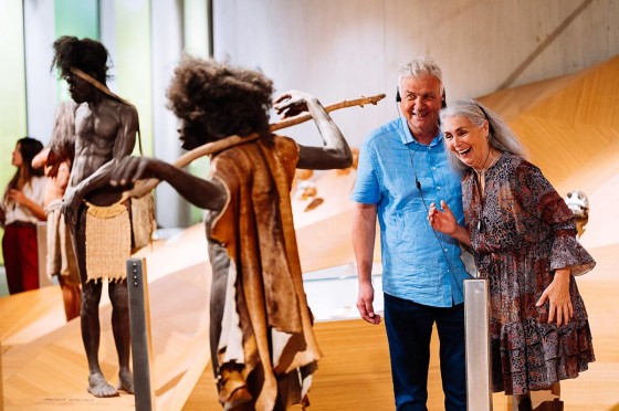 Zwei Personen im Neanderthalermuseum | WestLotto-Ausflugstipps NRW 