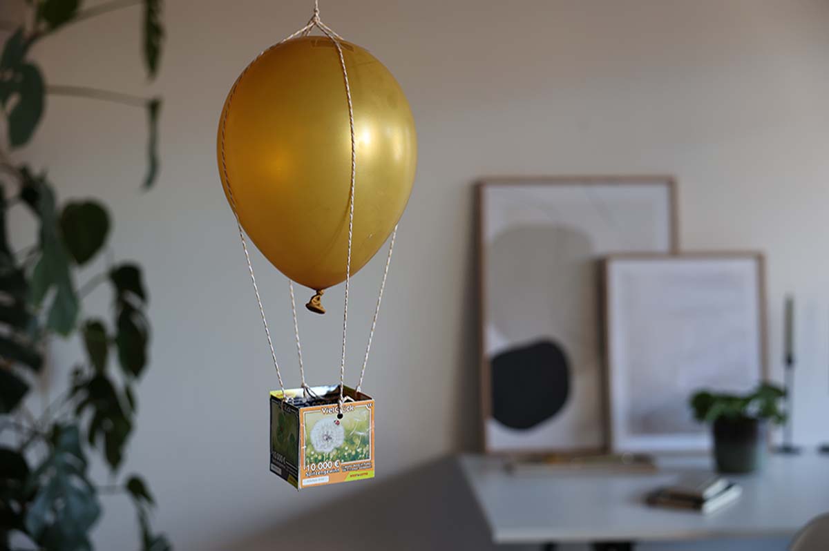DIY-Idee: Selbstgebastelter Heißluftballon mit Rubbellosen