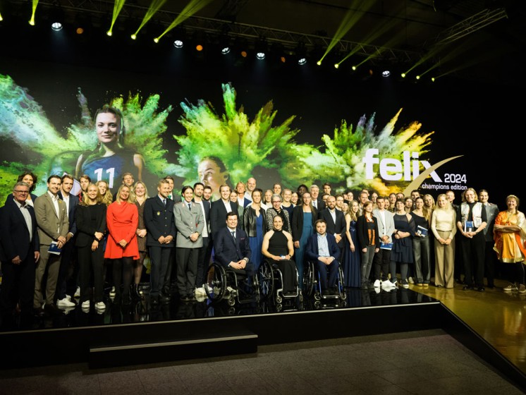 Gewinner des felix awards 2024 stehen auf Bühne | WestLotto