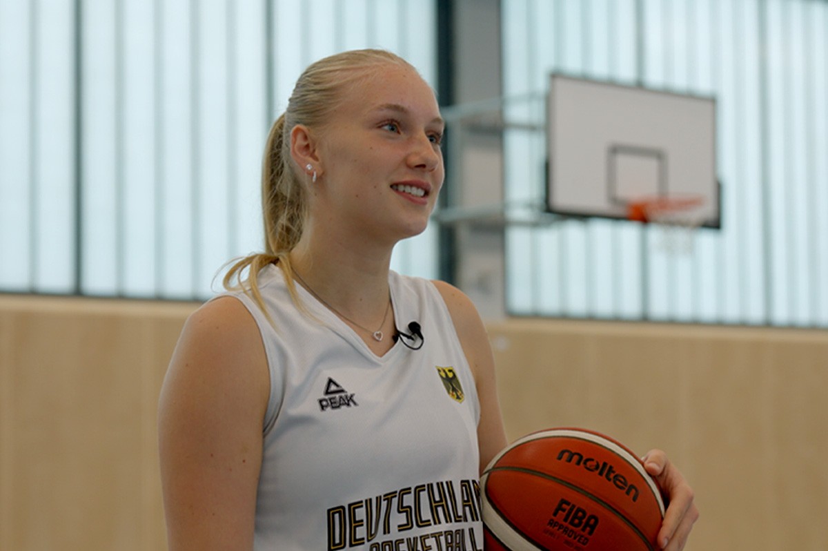 WestLotto-Toptalent - Lucie Keune mit Basketball in der Hand