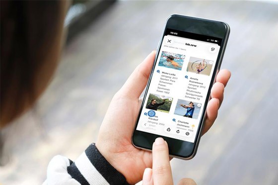 Eine Hand tippt auf ein Smartphone, auf welchem die Abstimmung zu den WestLotto-Toptalenten aufgerufen ist.